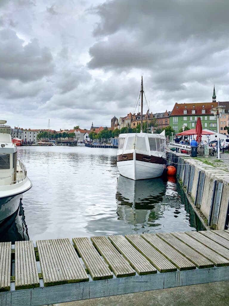 Boote am Kai im Stralsunder Hafen
