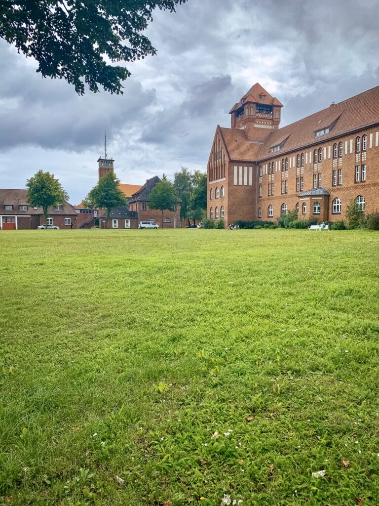 Backsteingebäude mit Rasenfläche in Stralsund