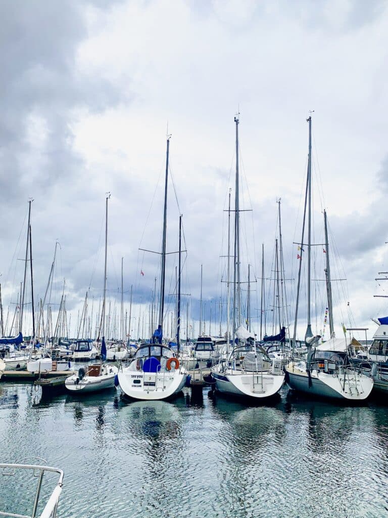 Segelboote im Yachthafen von Stralsund