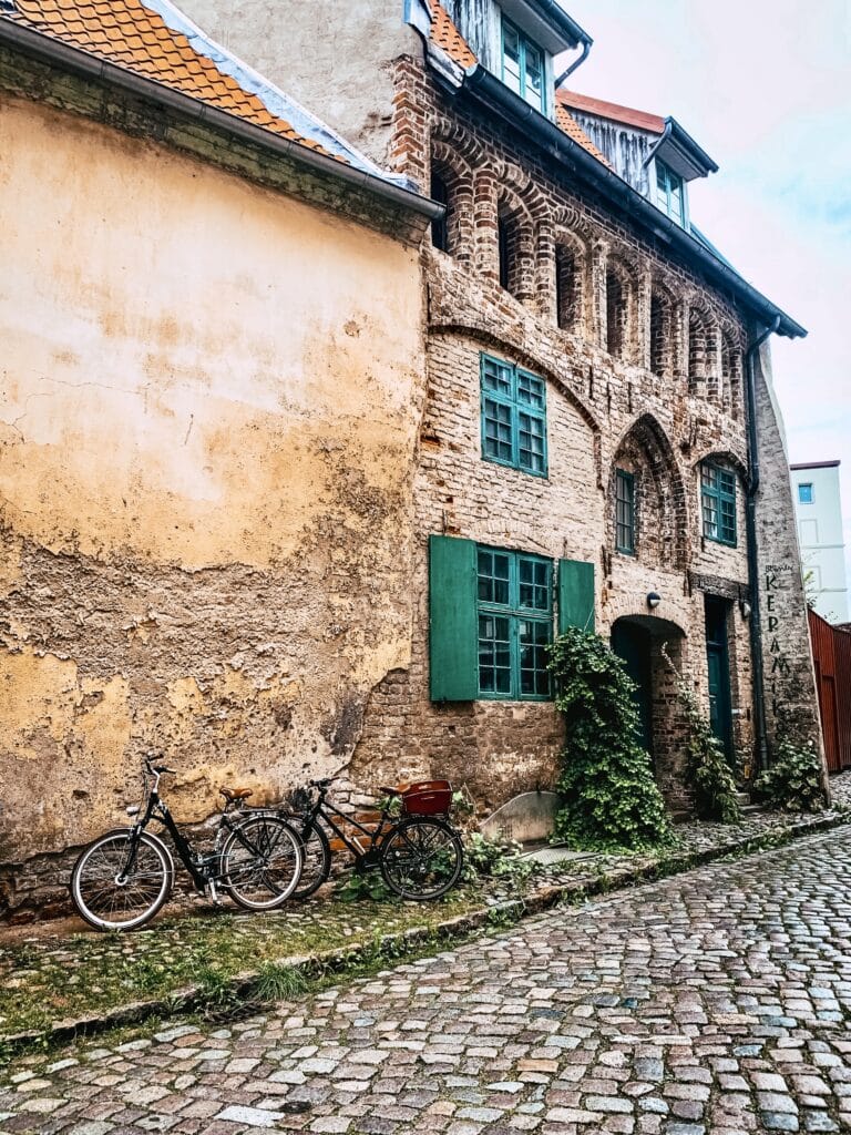 Alte Bürgerhäuser an einer gepflasterten Gasse in Stralsund