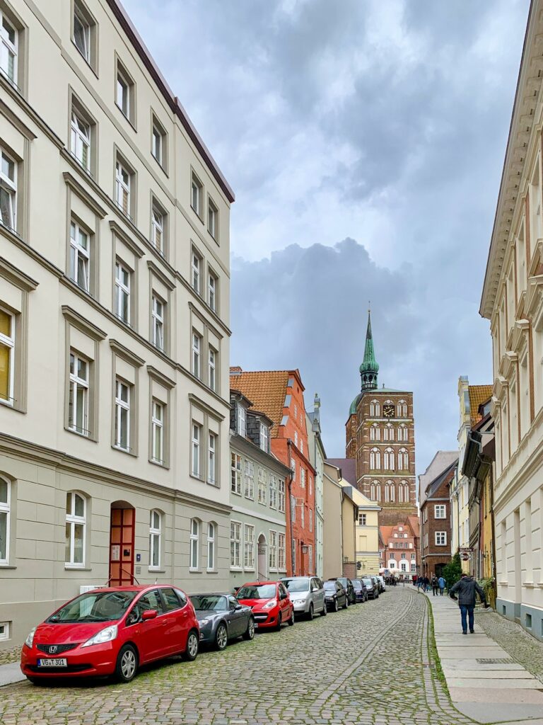 Altstadtgasse in Stralsund mit Kirchturm im Hintergrund