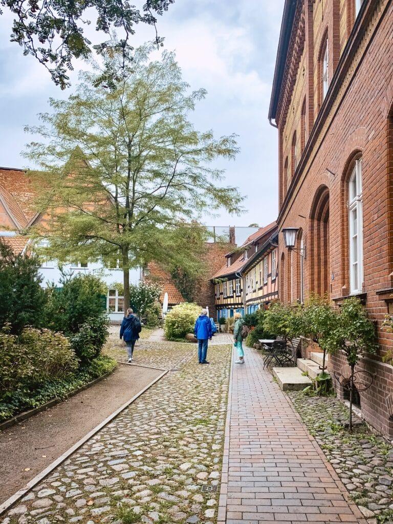 Gepflasterter Hof mit Fachwerkhäusern in Stralsund