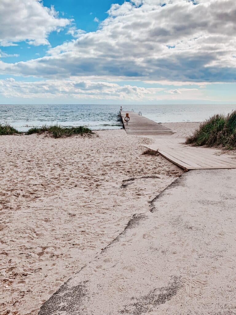 Holzsteg über den Sandstrand zum Meer in Ystad