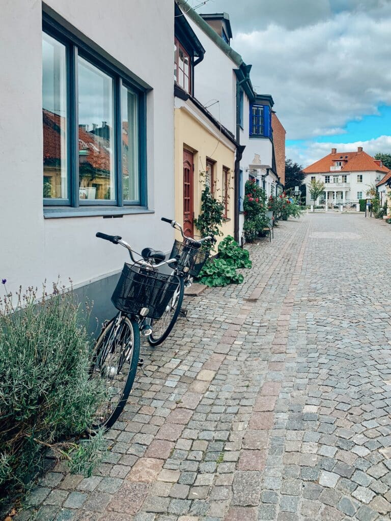 Fahrräder vor einem Haus in einer Kopfsteinpflastergasse der Altstadt von Ystad