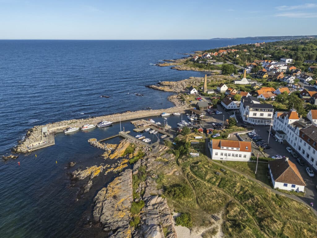 Luftaufnahme von Hafen und Häusern in Sandvig an der Bucht
