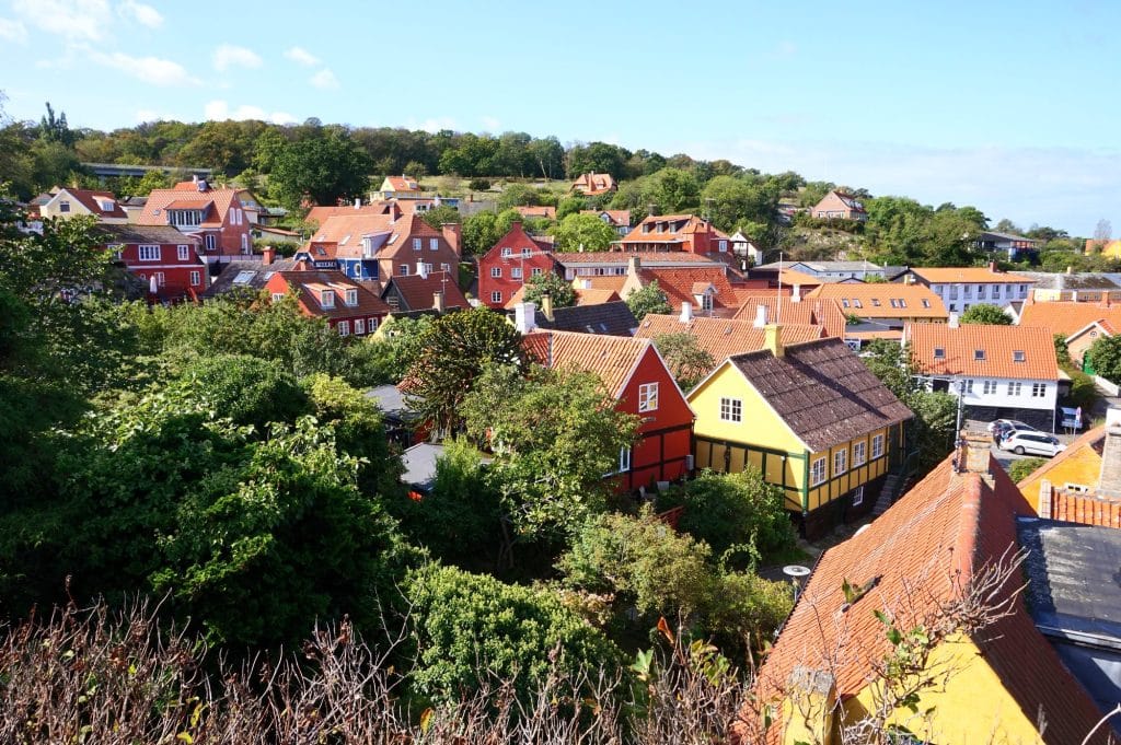 Rote Dächer von Gudhjem am Hang, Blick von oben