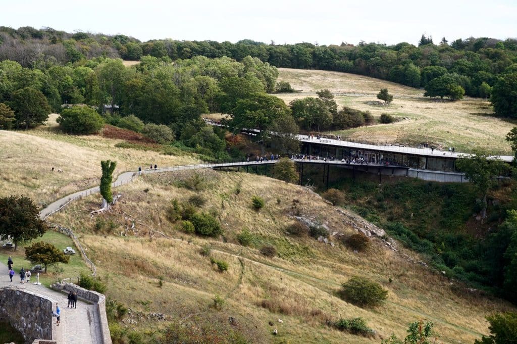 Das Besucherzentrum Brohuset spannt sich über die Schlucht neben der Ruine Hammershus, Blick von der Burgmauer
