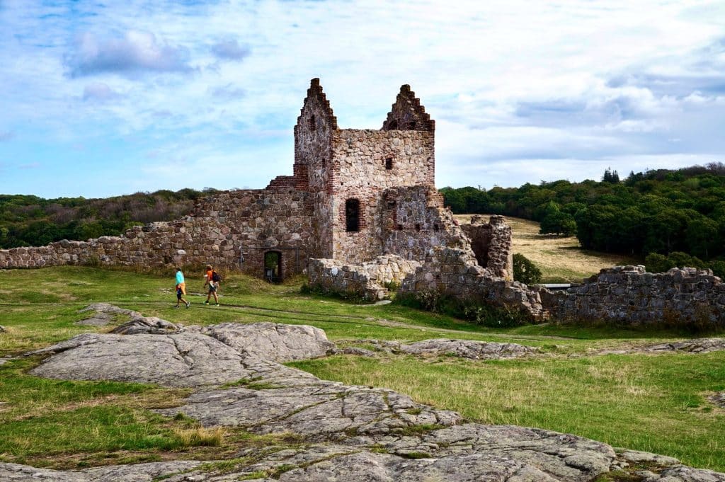 Ruine Hammershus: Steingebäude mit zwei Giebeln im grasbewachsenen Burghof