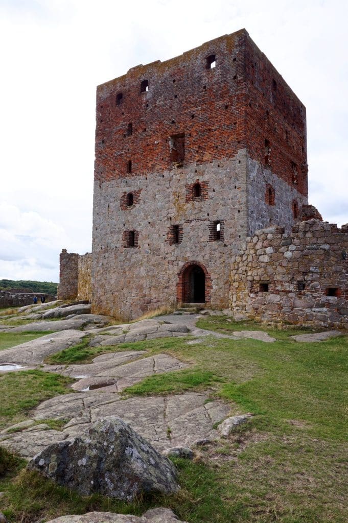 Der Mantelturm (Manteltårnet) in der Ruine Hammershus: unten Feldstein, oben Backstein