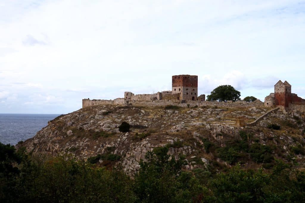 Die Burgruine Hammershus auf einem Granitfelsen über dem Meer, Blick aus der Ferne