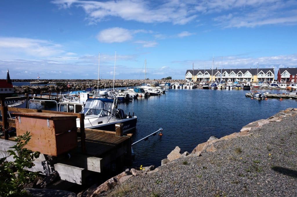 Hafen von Hasle mit Booten und Yachten, im Hintergrund eine Reihe bunter Häuser am Hafenbecken