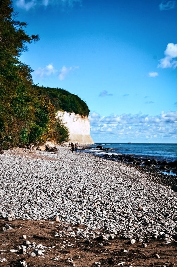 Weiße Kreideklippe und Kiesstrand im Nationalpark Jasmund auf Rügen