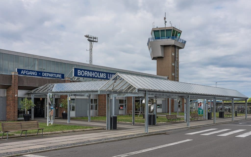 Terminal des Flughafens Bornholms Lufthavn in Rønne mit Kontrollturm