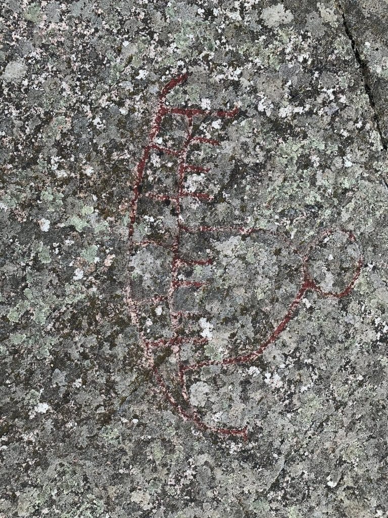 Felsritzung eines Schiffs aus der Bronzezeit in Madsebakke, Umriss rot nachgemalt auf dem Fels