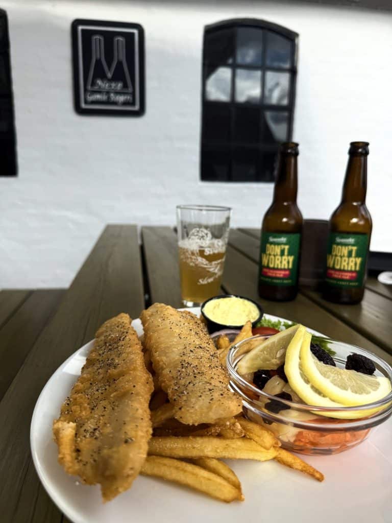 Fish and Chips auf einem Teller in der Räucherei Nexø Gamle Røgeri