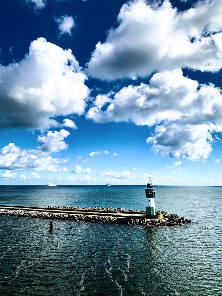 Fähre läuft aus dem Fährhafen Sassnitz (Mukran) aus, neben dem Leuchtturm auf der Mole