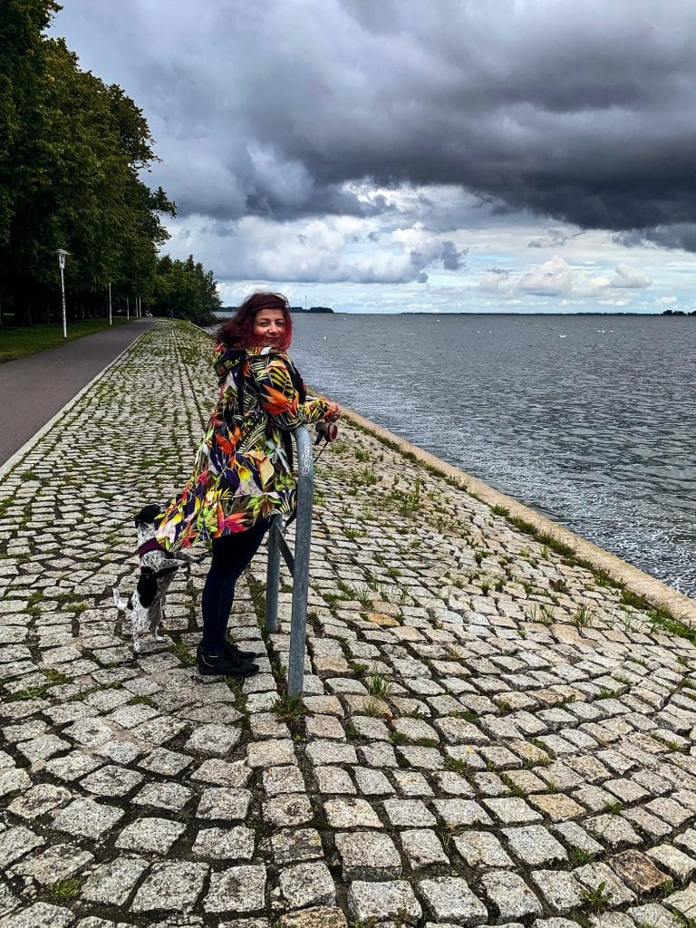 Ewelina mit Hund auf der Promenade am Strelasund in Stralsund