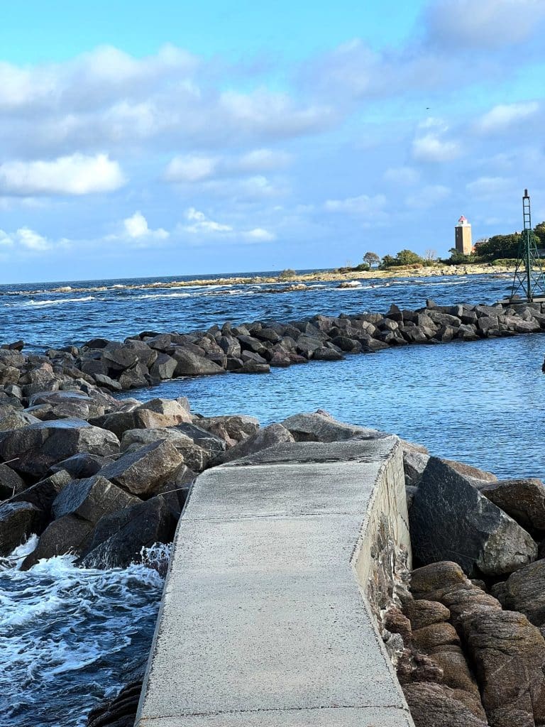 Steinerne Mole im Hafen von Svaneke, in der Ferne der Leuchtturm Svaneke Fyr