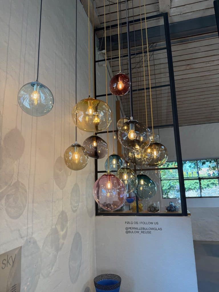 Hängelampen aus farbigem Glas in der Werkstatt von Pernille Bülow in Svaneke