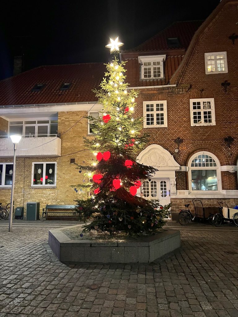 Weihnachtsbaum mit roten Herzen auf dem Marktplatz von Nexø