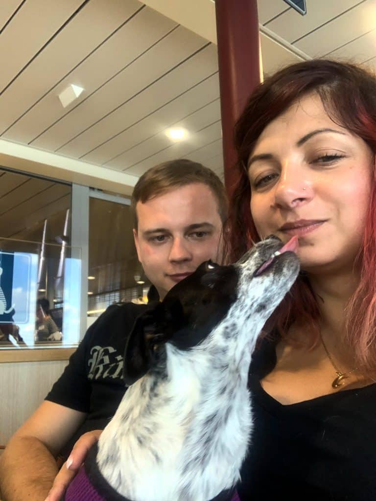 Ewelina mit ihrem Mann und Hund auf der Fähre von Sassnitz nach Bornholm